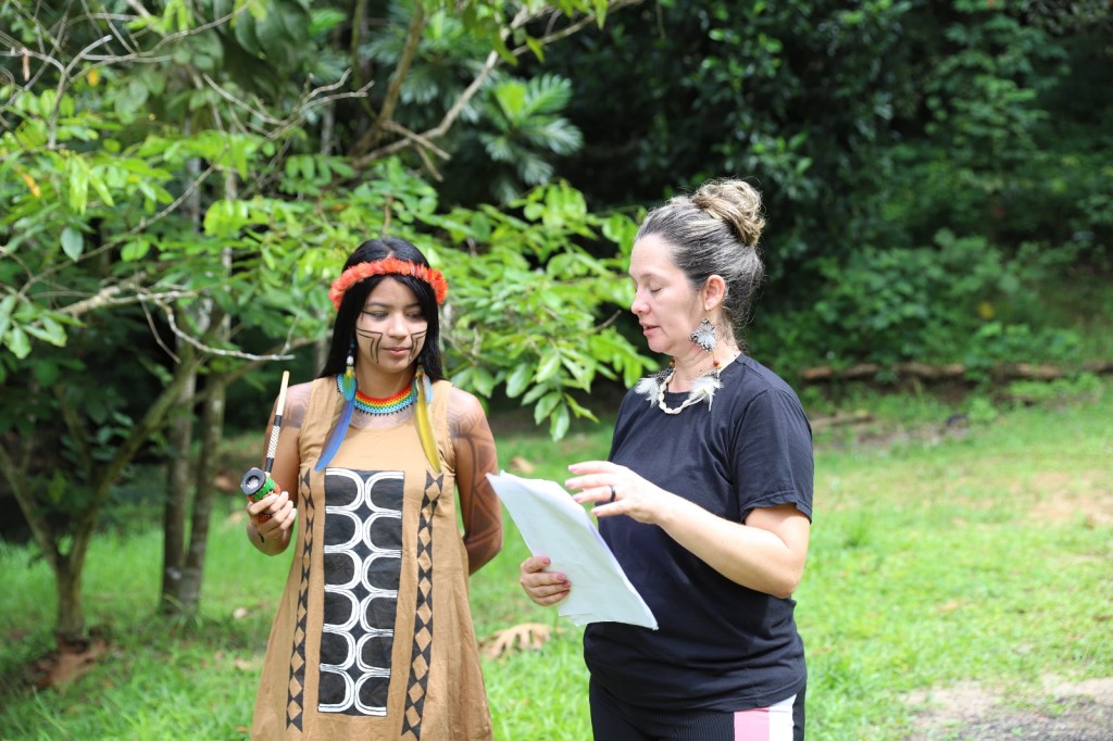 A diretora Kárin Úrsula duramte as filmagens de Contos e Cantos do Rio Paratibe.   
